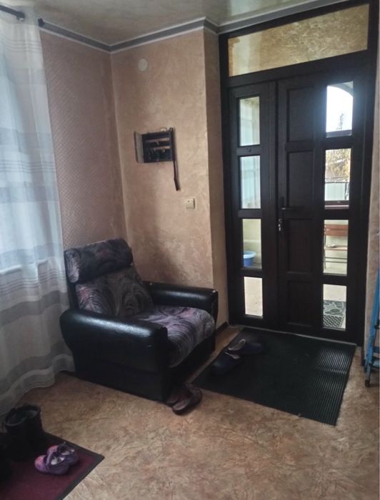 Здається кімната в приватному будинку.