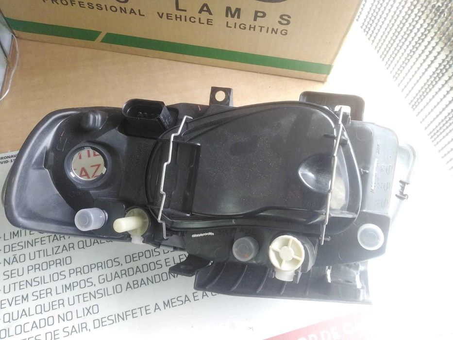 Farol Direito Seat Ibiza/ Cordoba de 1999 Novo