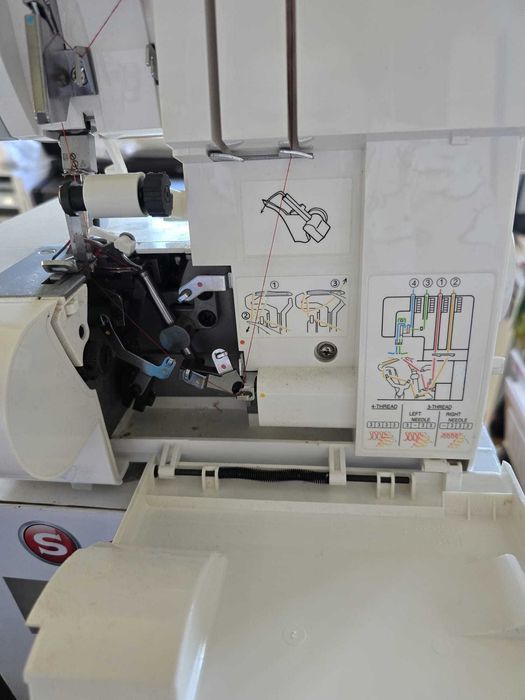 Singer 14SH754 - Máquina de Costura com 2/3/4 linhas e diferencial.