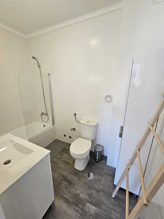Quarto suite com varanda em apartamento remodelado e mobilado