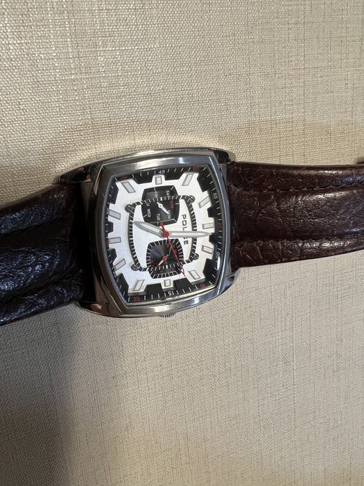 Relogio castanho cronografo