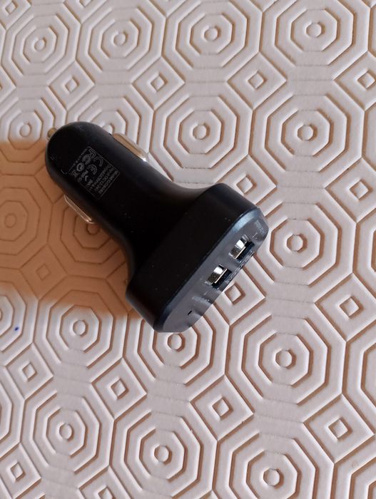Entradas USB para isqueiro de automóvel.