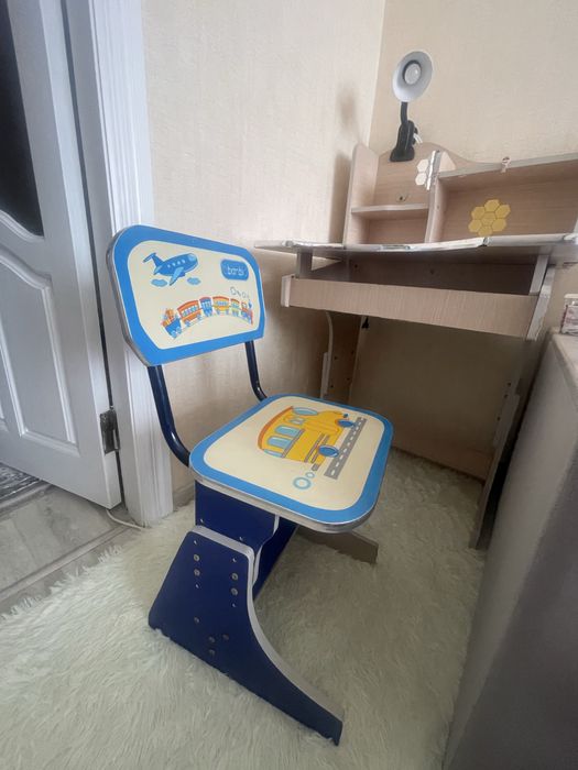 Письмовий дитячий стіл з поличками і стільчиком