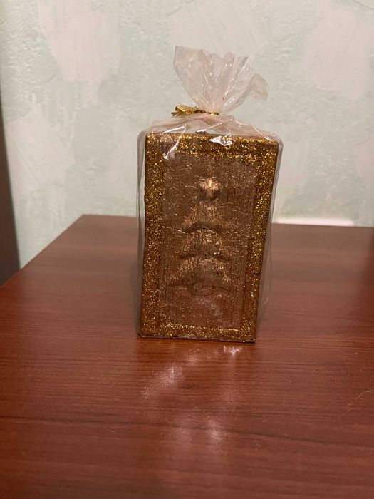 Декоративна новорічна золотиста свічка з блискітками.