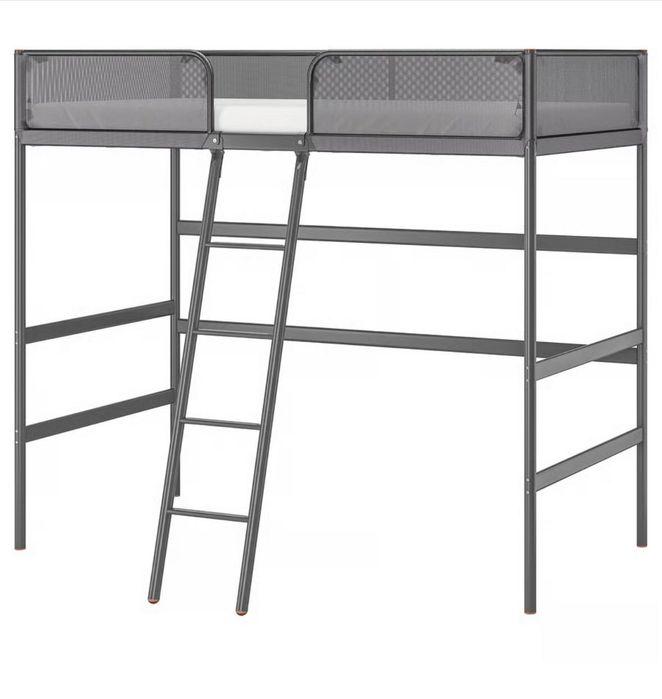 Cama alta com espaço livre inferior
