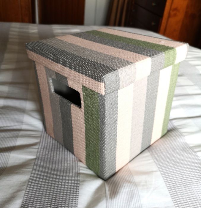 Caixa às riscas multicoloridas