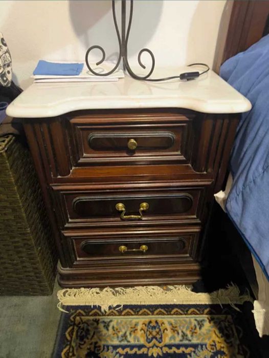 Cama de casal e mesas de cabeceira