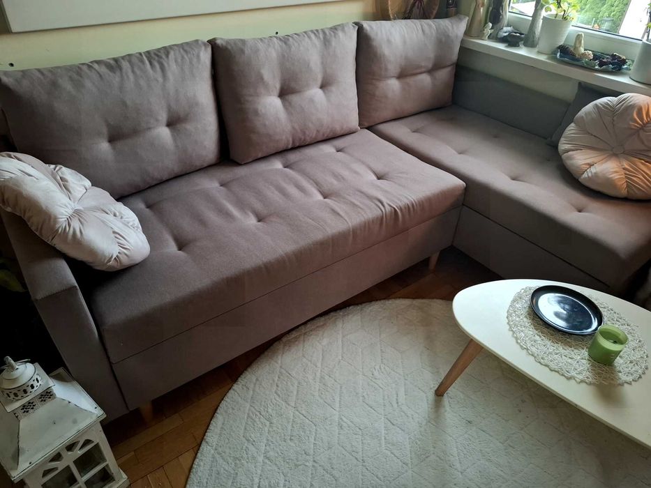 Sofa ròżowa skandynawski styl