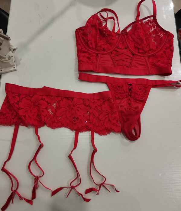 Комплект белья лифчик стринги бикини пояс чулки