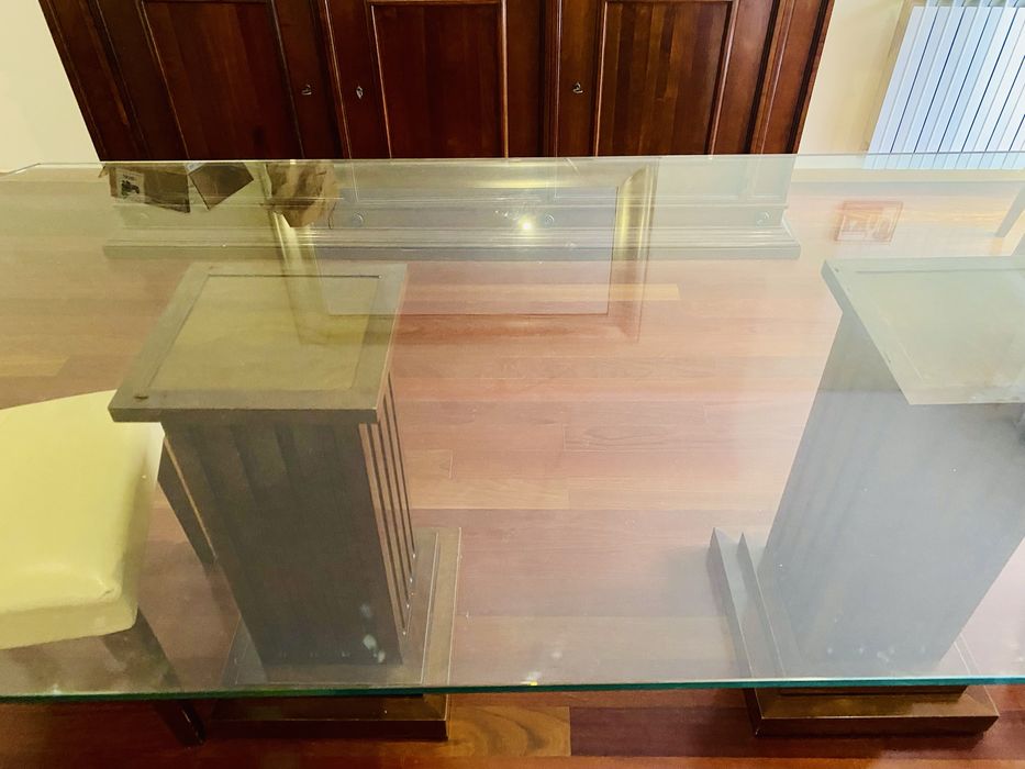 Mesa de sala em vidro com suportes em madeira