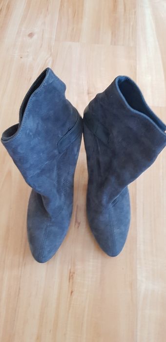 Zamszowe botki Gino Rossi 38