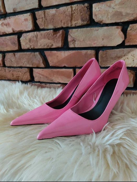 Różowe buty na obcasie z czubem