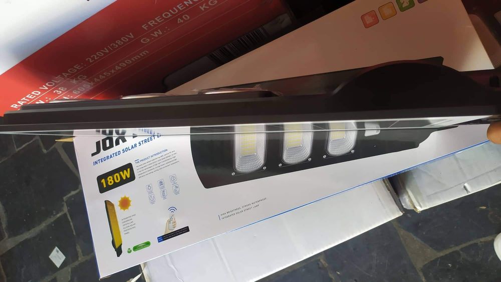 Focos led ip66 painel solar de 60 a 240w luz branca c/sensor e comando