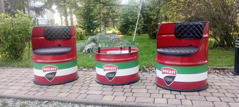 Fotele z metalowych beczek.