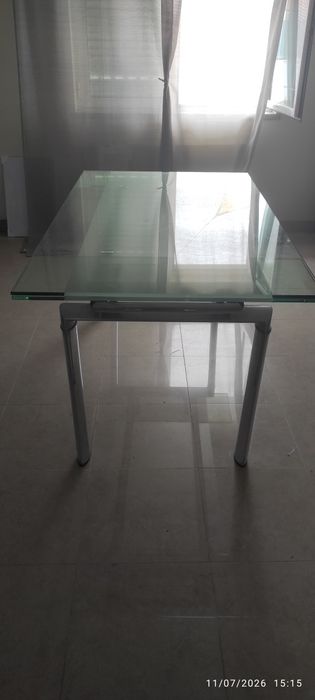 Mesa de jantar com tampo de vidro extensível