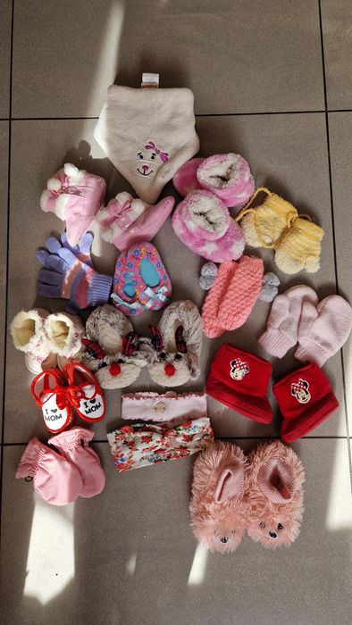 Zestaw rekawiczek, bucikow, opasek dla dziewczynki