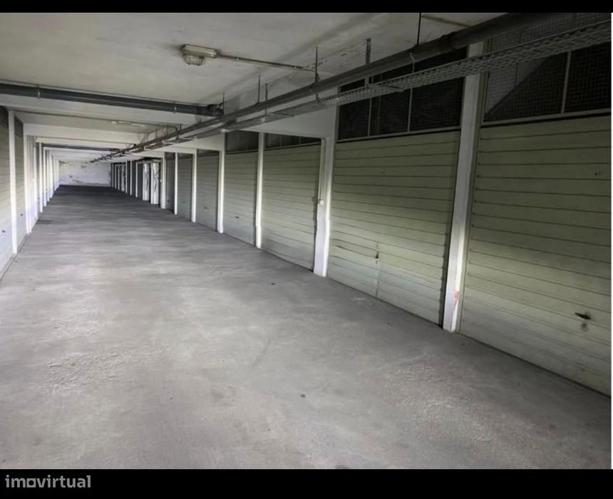Garagem de 20 m² com mezanino no centro das Caldas das Taipas