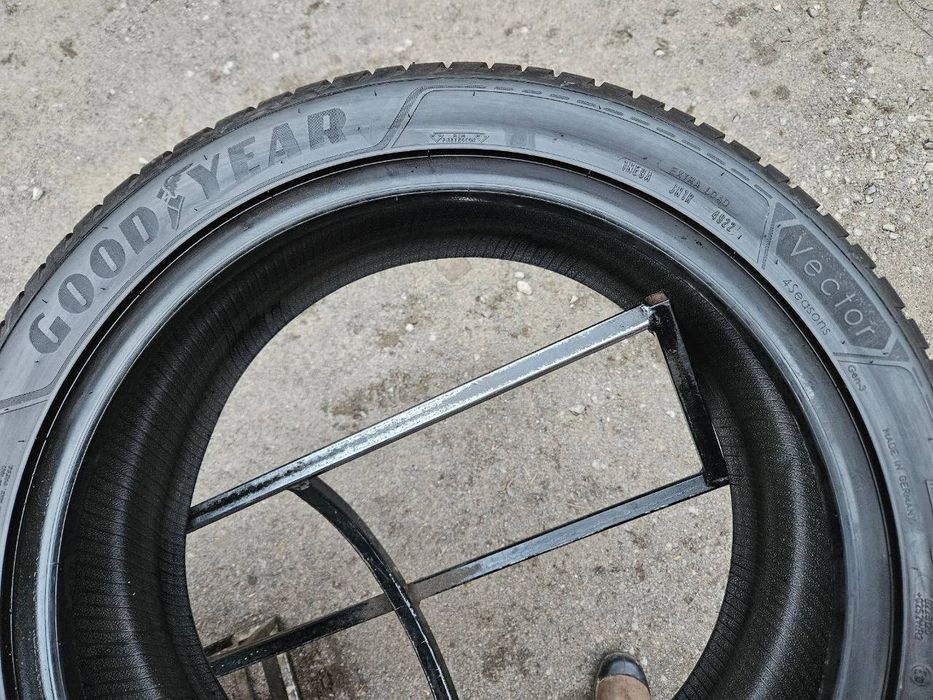 Шины БУ 235 45 R 20 Goodyear Vector 4season gen-3 Всесезон Комплект