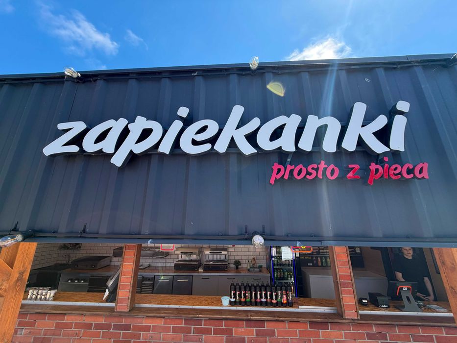 Litery zapiekanki prosto z pieca ze styroduru i pleksi