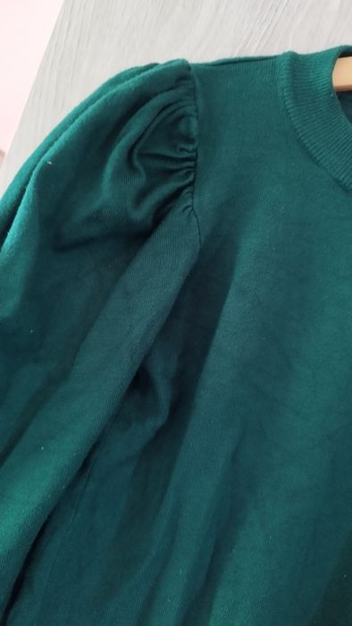 Sweter damski z pufiastymi rękawami