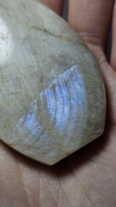 Naturalny Kamień Księżycowy.