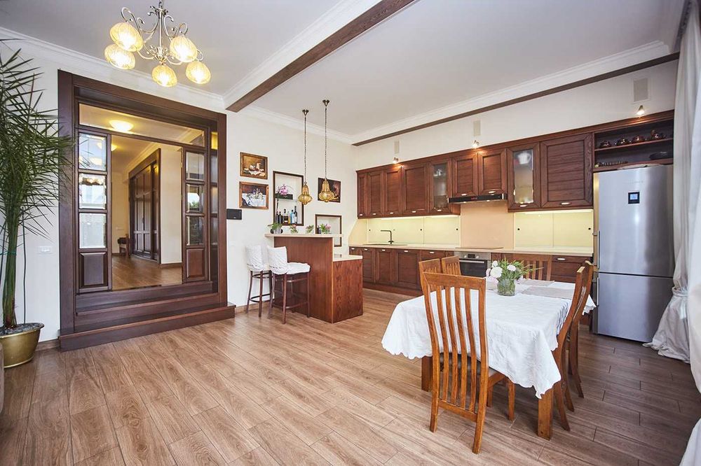 Продам добротный дом в Совиньоне! Красивый участок. Бассейн.