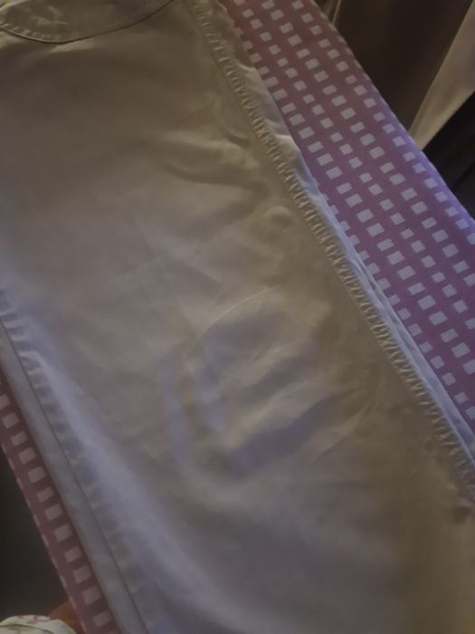 Calça bege, frescas, com bolsos