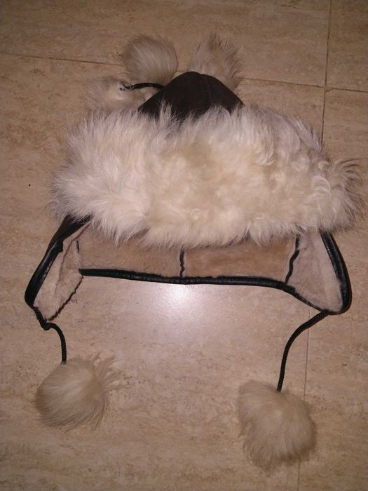 Kożuszkowa czapka z pomponami, r. 56
