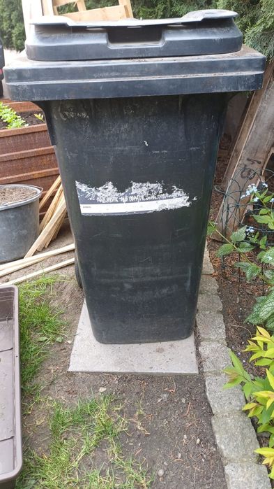 Kosz ma smieci czarny