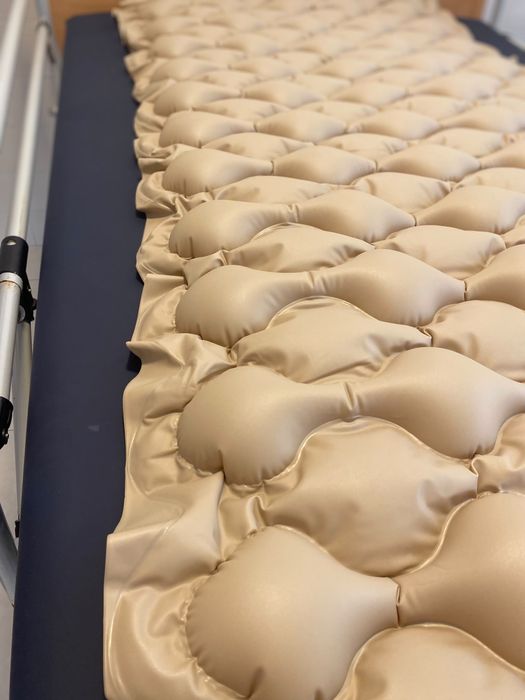 Cama hospitalar elétrica elevatória 90×200 cm com grades e colchão