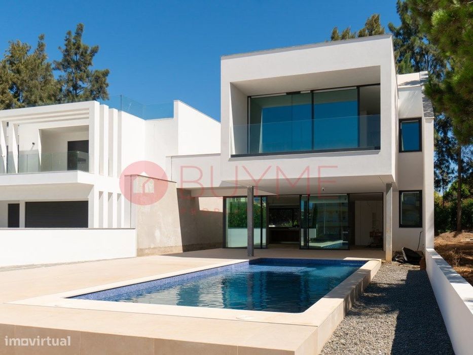 Moradia de Luxo T4 em Vilamoura com Piscina e Design Contemporâneo
