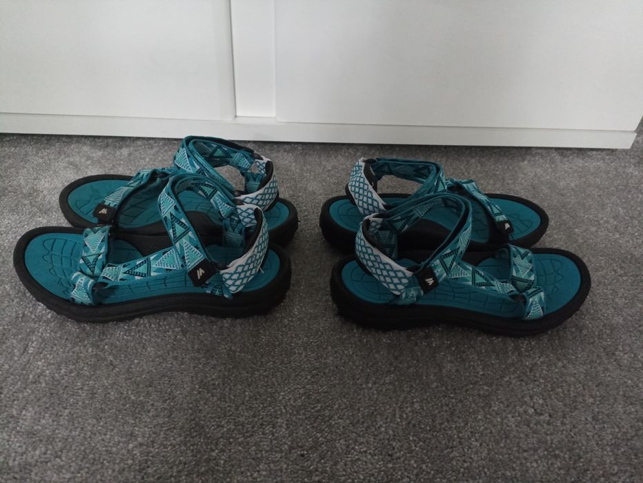 Sandały Martes. 1 para. Rozmiar 34. Wkładka 21 cm