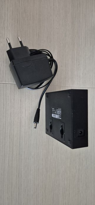 Switch TP-Link  Gigabit 5 entradas

Portas Preto