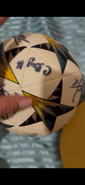 Футбольний мʼяч, підписаний Динамо членами української збірної
