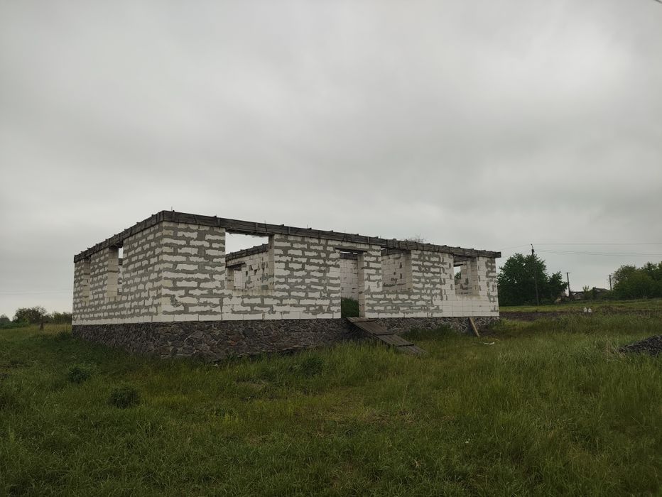 Недобудований будинок, земельна ділянка