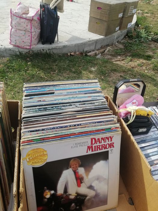 Various records and various prices.425129908644751367