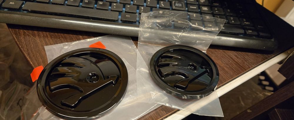 Znaczek skoda 90mm i 80mm przód tył czarny połysk