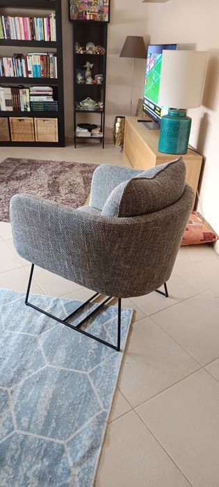 Cadeirão com pés em metal