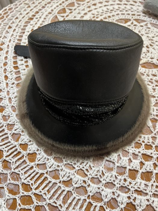 Кожаный головной убор с отделкой из норки