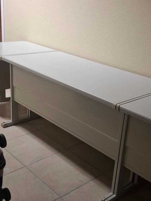 3 secretárias escritório + 2 módulos de gavetas + prateleiras