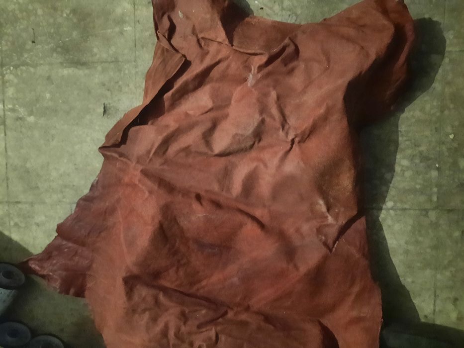 Couro, para fazer carteiras etc.em Travassós-Fafe