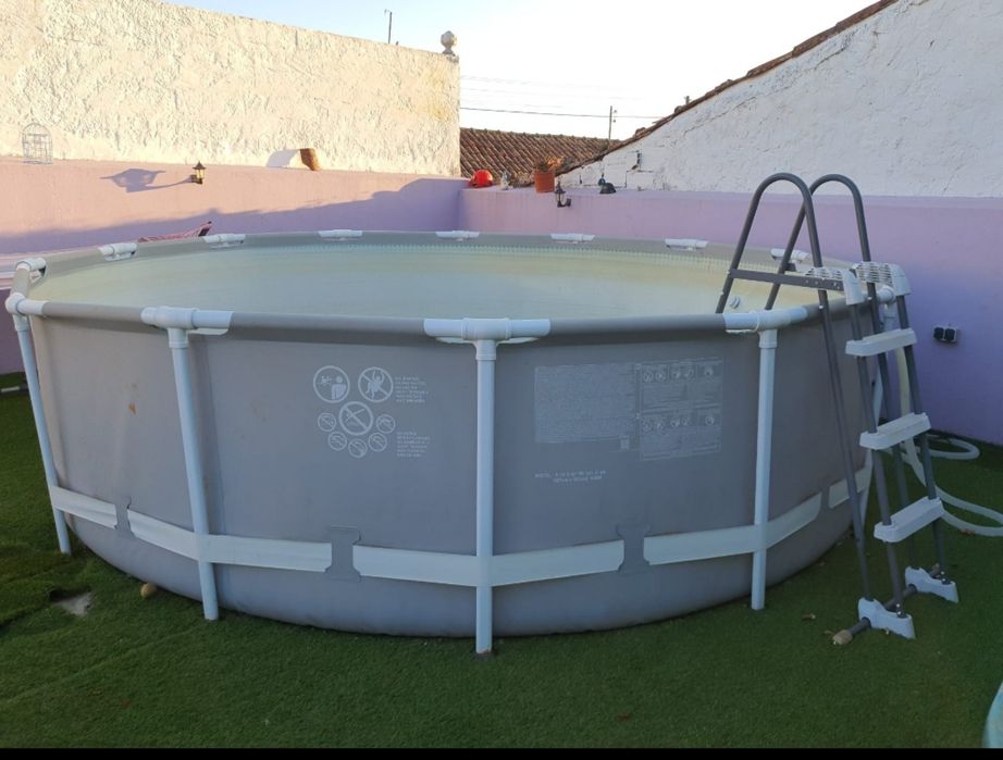 Piscina com escada e filtro