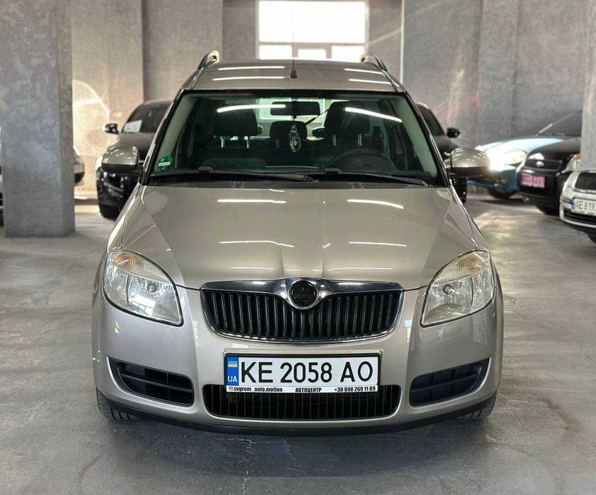 SKODA ROOMSTER 2008 року в кузові хетчбек. 
Рідний пробіг 279 000, 1.4 MPI бензин, механіка. 
Авто вкладень не потребує. 
Салон дуже комфортний, чистий. 

Комплектація:

 - обслуговане авто
 - два ключі
 - склопідіймачі 2
 - регулювання дзеркал
 - підігрів дзеркал
 - мікроліфт передніх сидінь
 - підігрів передніх сидінь
 - клімат контроль
 - бортовий компʼютер
 - задній парктронік
 - рейлінги
 - задній ряд сидінь - трансформер
 - ABS
 - ESP
 - заводська акустика
 - LED світло
 - легкосплавні диски
 - нова літня гума
 - нова зимова гума

- спеціальні тарифи при обміні ВАШОГО авто на будь яке наше. 
- згодні на всі перевірки будь-якого СТО. 
Будемо раді відповісти на всі питання, що Вас цікавлять.