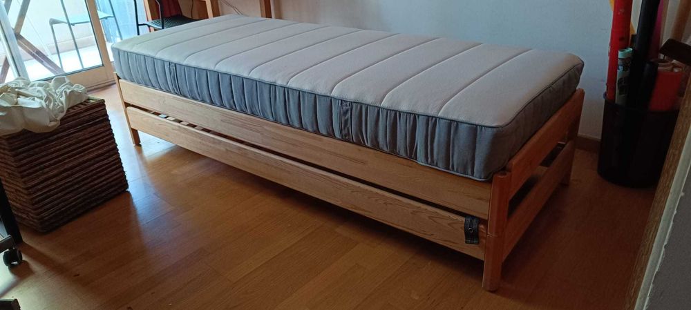Cama empilhável em pinho e colchão