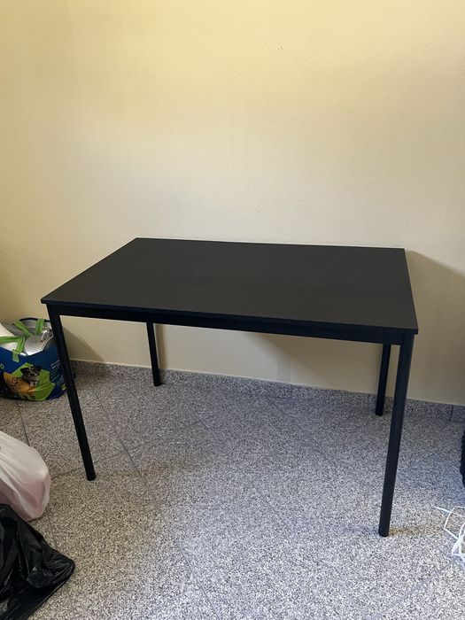 Mesa para 4 pessoas e cadeiras