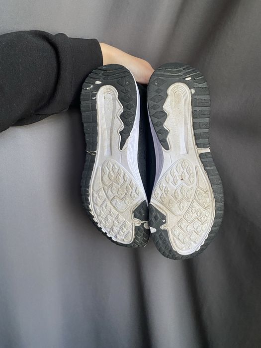 Кросівки жіночі