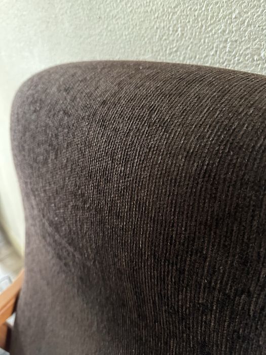 Cadeirão castanho em madeira resistente