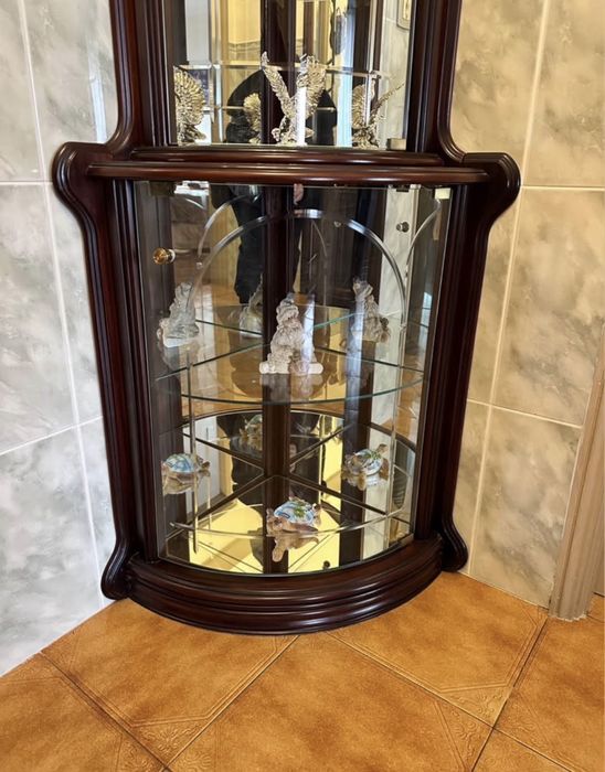 Vitrine de Canto Clássica em Madeira Maciça com Vidro