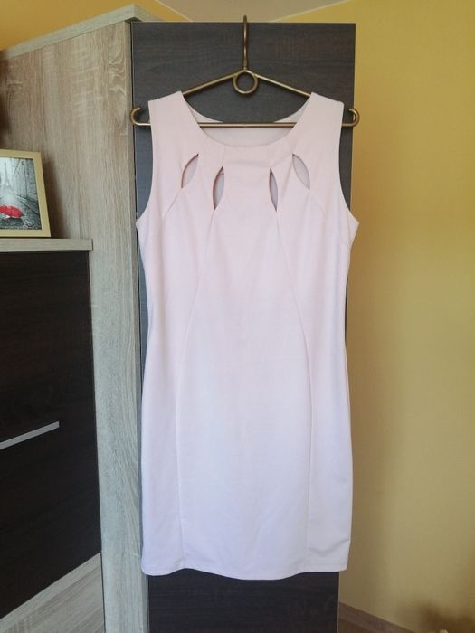 Sukienka pudrowy róż z rozcięciami przy dekoldzie rozmiar M