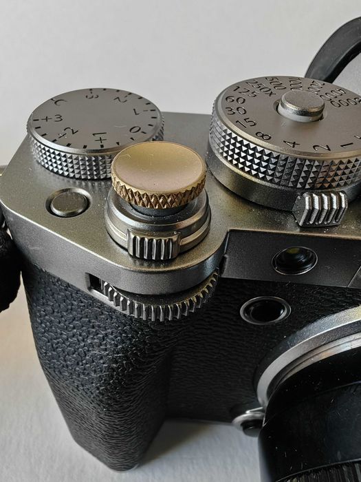 Fujifilm X-T5 Silver + XF 18-55mm – Excellent ConditionFujifilm X-T5 Silver + XF 18-55mm – Excellent Condition + accessories